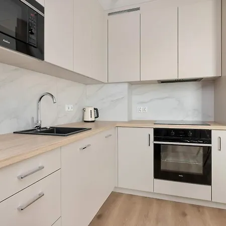 Stylowe 100 M Od Plazy Z Parkingiem I Balkonem By Renters Puck