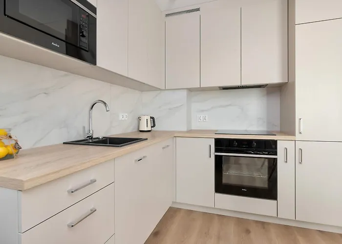 Stylowe 100 M Od Plazy Z Parkingiem I Balkonem By Renters Puck